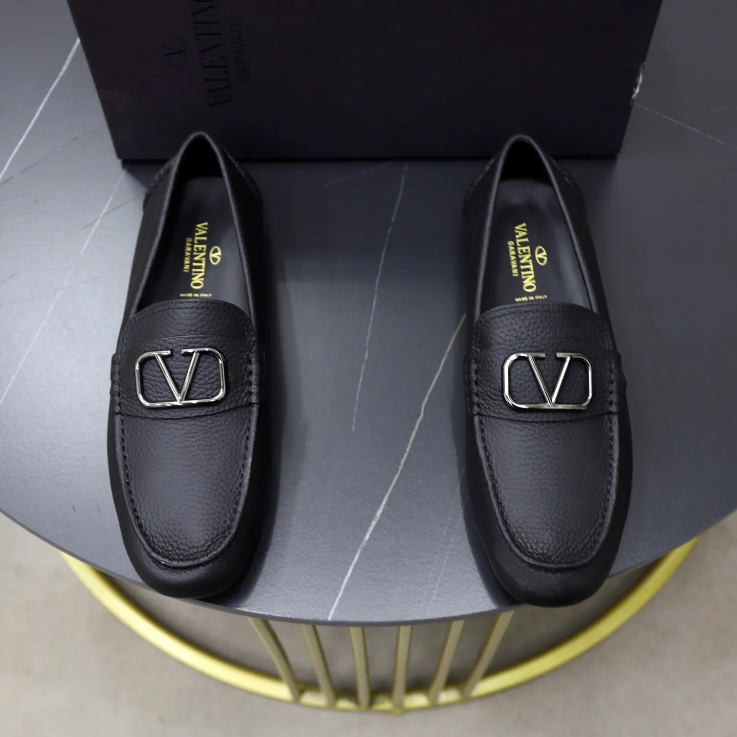 Men's shoes: 640💰VALENTINO, made of imported cowhide with imported water-dyed cow lining, iconic hardware and iconic wear-resistant outsole. 38-45 (customized at 45) VALENTINO packaging All orders enjoy the brand’s iconic product packaging